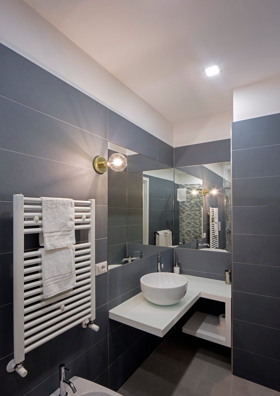 Salle de bains privative avec douche et lavabo.