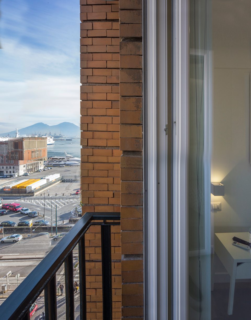 Aperçu latéral depuis le petit balcon ; la vue principale donne sur la ville.