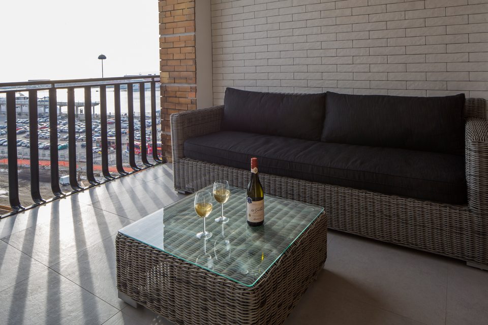 Divano e tavolino sulla terrazza privata affacciata sul mare.