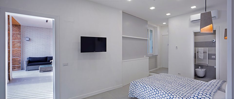 Cama doble y acceso directo a la terraza privada.