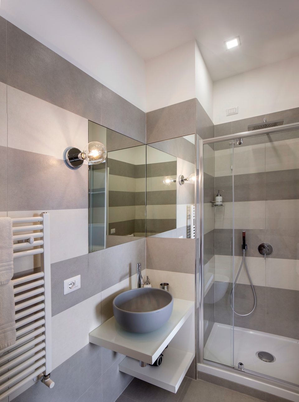 Baño privado con lavabo y ducha.