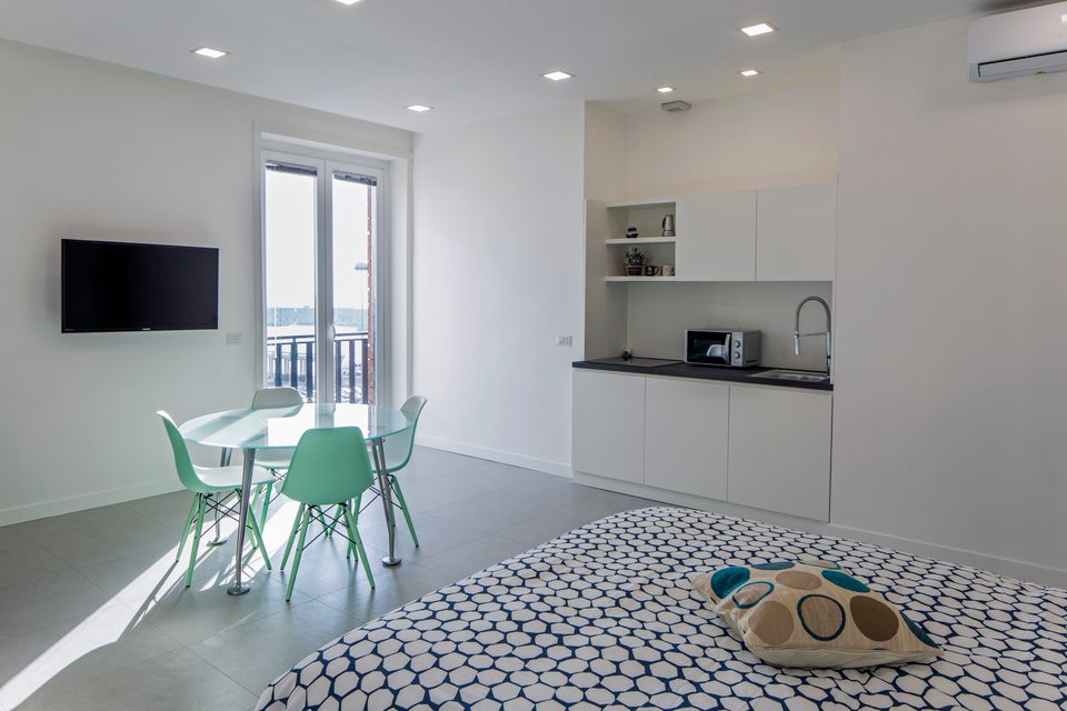 Cuisine équipée et table à manger à côté de l’espace nuit.
