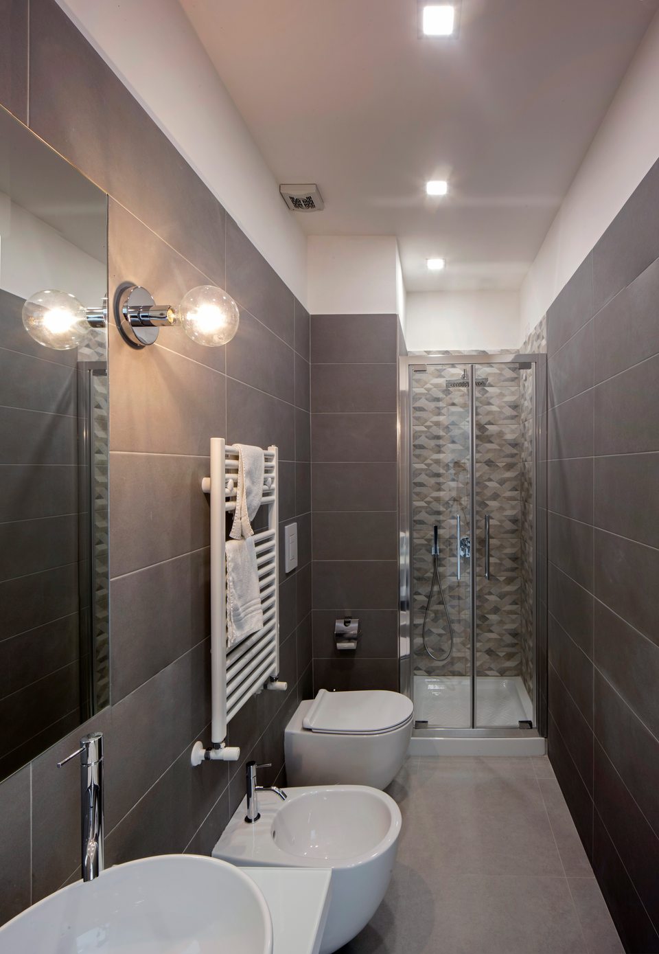 Salle de bains privative avec douche, toilettes et bidet.