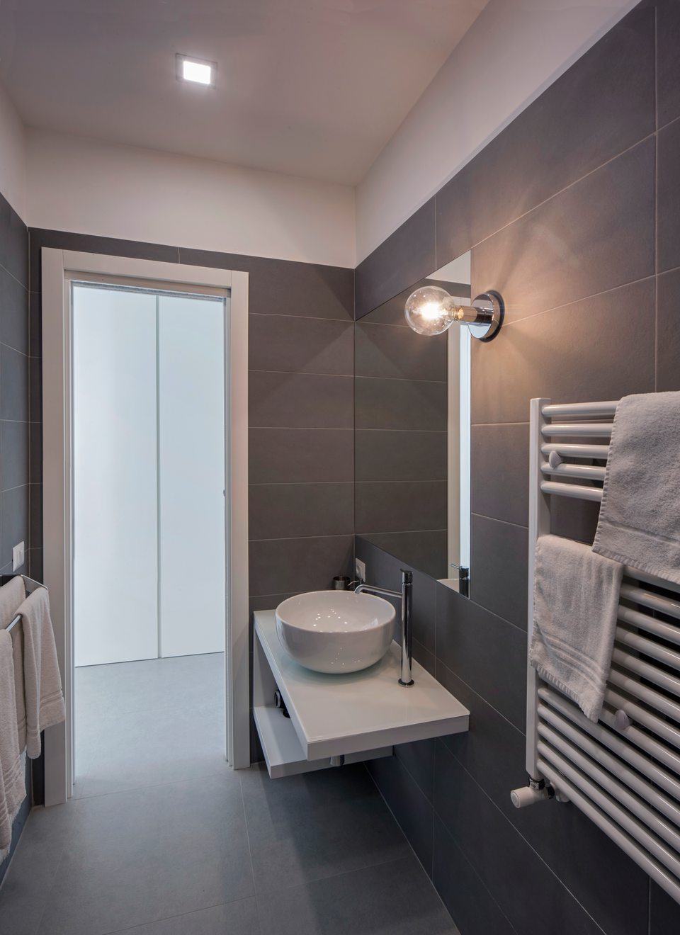 Lavabo et miroir dans la salle de bains privative.