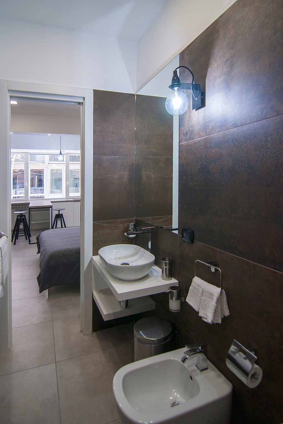 Lavabo, miroir et bidet dans la salle de bains du studio Classic.