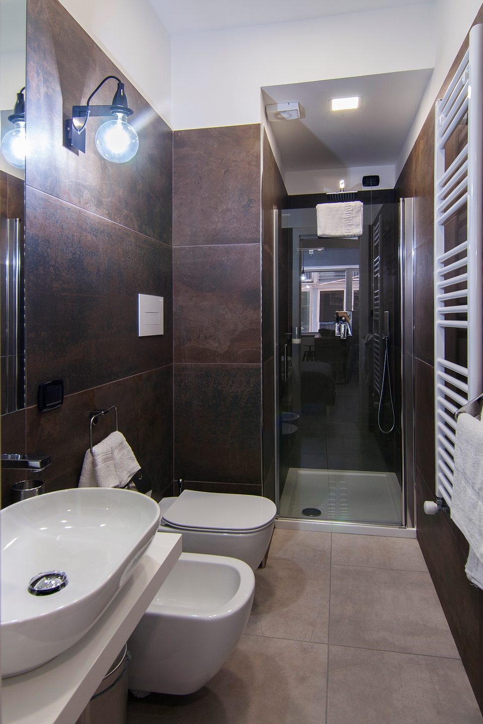 Salle de bains du studio Classic avec lavabo, bidet, toilettes et douche.